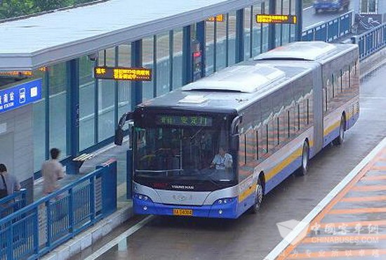 2017年3月6日,北京快速公交brt2号线启动"油改电"置换,5辆双源无轨