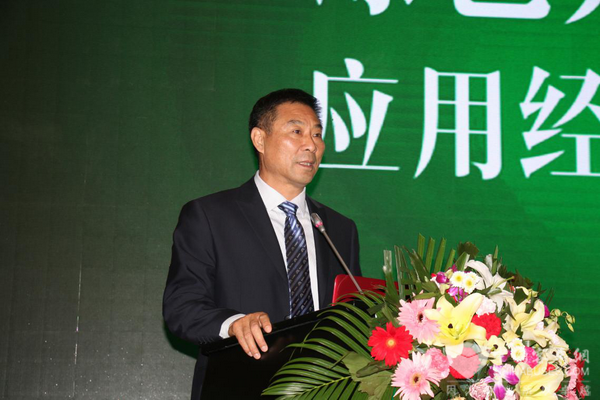 宇通客车党委书记李远征在会上发言