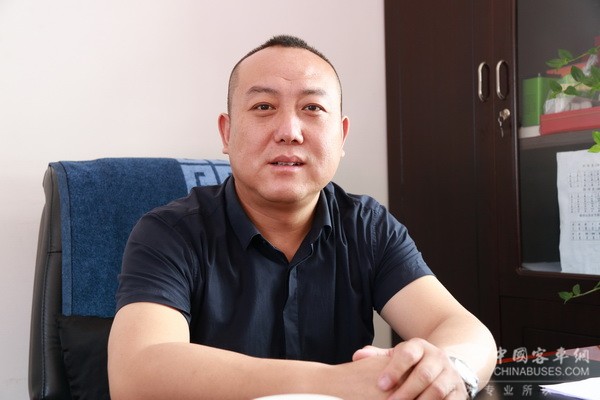 甘肃天嘉交通运输集团公司副总经理黄海龙 车型得力 助力客运班线攻守自如 针对当前道路客运整体下行,是继续于原有客运堡垒中保守画圈,亦或是在互联网时代充分利用拥有的客运资源,开展各种创新,考验的是企业的战略布局与前瞻性思维。 采访中,天嘉交运集团副总经理黄海龙一语中的,他指出,必须认清的是,当前道路客运的最大挑战者不是高铁,而是黑车和网约车。在新时代背景下,四通八达的高铁线网不应是市场的阻隔,更应是一种新资源的引入,道路客运只有与高铁 “竞合”,才能找到新的机遇和发