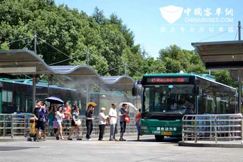 运行在杭州主干线上的金旅混合动力公交
