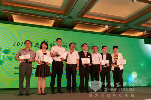 龙蟠科技市场总监陈晓星（左一）代表可兰素上台领奖