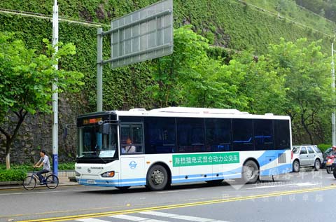 运行在顺德街头的海格客车