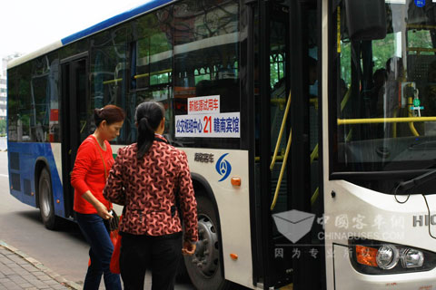 乘客纷纷登上海格新能源公交