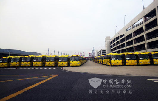 446台9米申龙校车停靠在上海浦东新区海通新汽车码头广场上整装待发