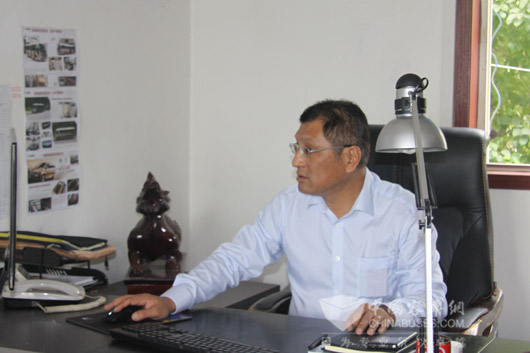 　　上海龙泽汽车服务有限公司董事长应春荣先生