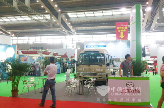五洲龙物博会主题展台（展车为FDG6600EV纯电动公务车）