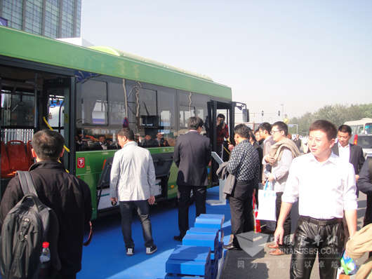 众人参观宇通客车