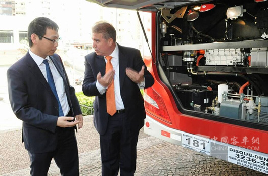 比亚迪巴西公司总经理李铁向坎皮纳斯市市长介绍纯电动大巴