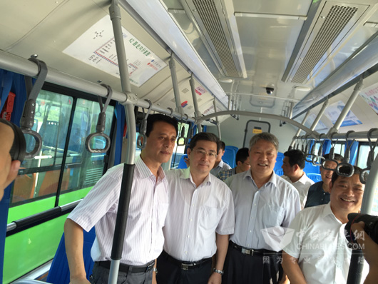 与会领导体验中通客车