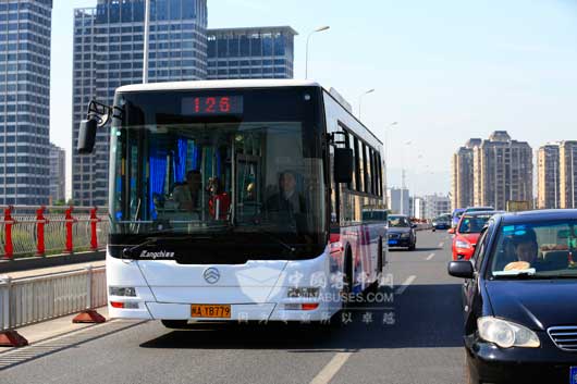 去年投入使用的126路金旅纯电动公交车