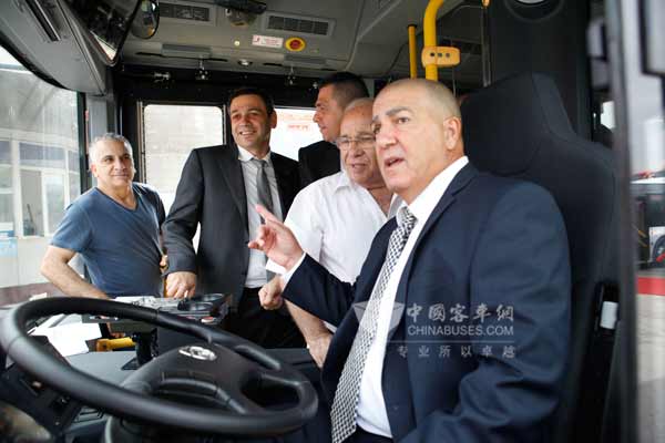 以色列客户试驾金旅客车