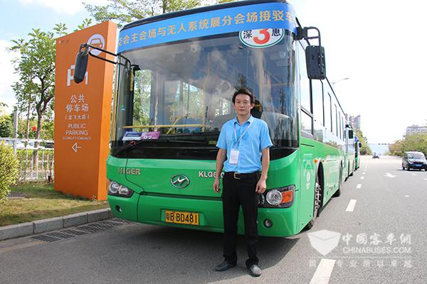 　深圳华程公交运输有限公司深惠三线负责人欧文在海格混动公交前合影