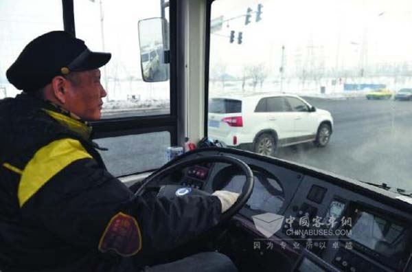 新疆乌鲁木齐首批新能源公交车上路