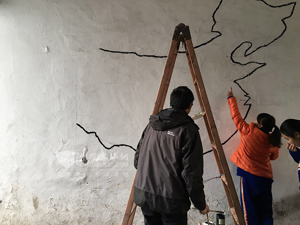 中学教职工正在绘制中国地图