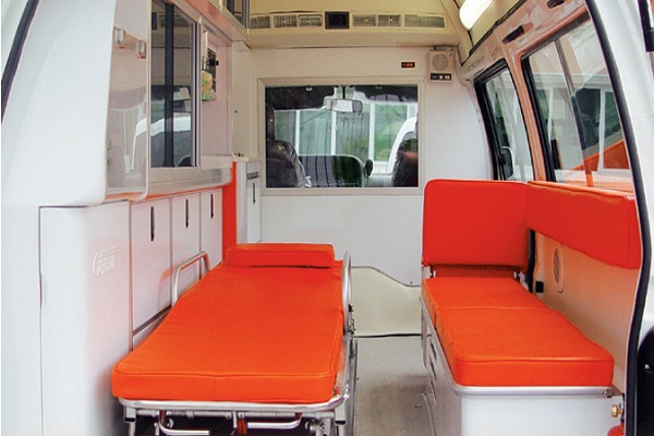 金旅XML5036XJH18救護(hù)車（汽油國(guó)四5-7座）