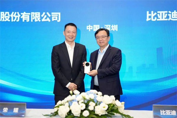 比亚迪与荣耀达成战略合作，共绘智慧出行新蓝图